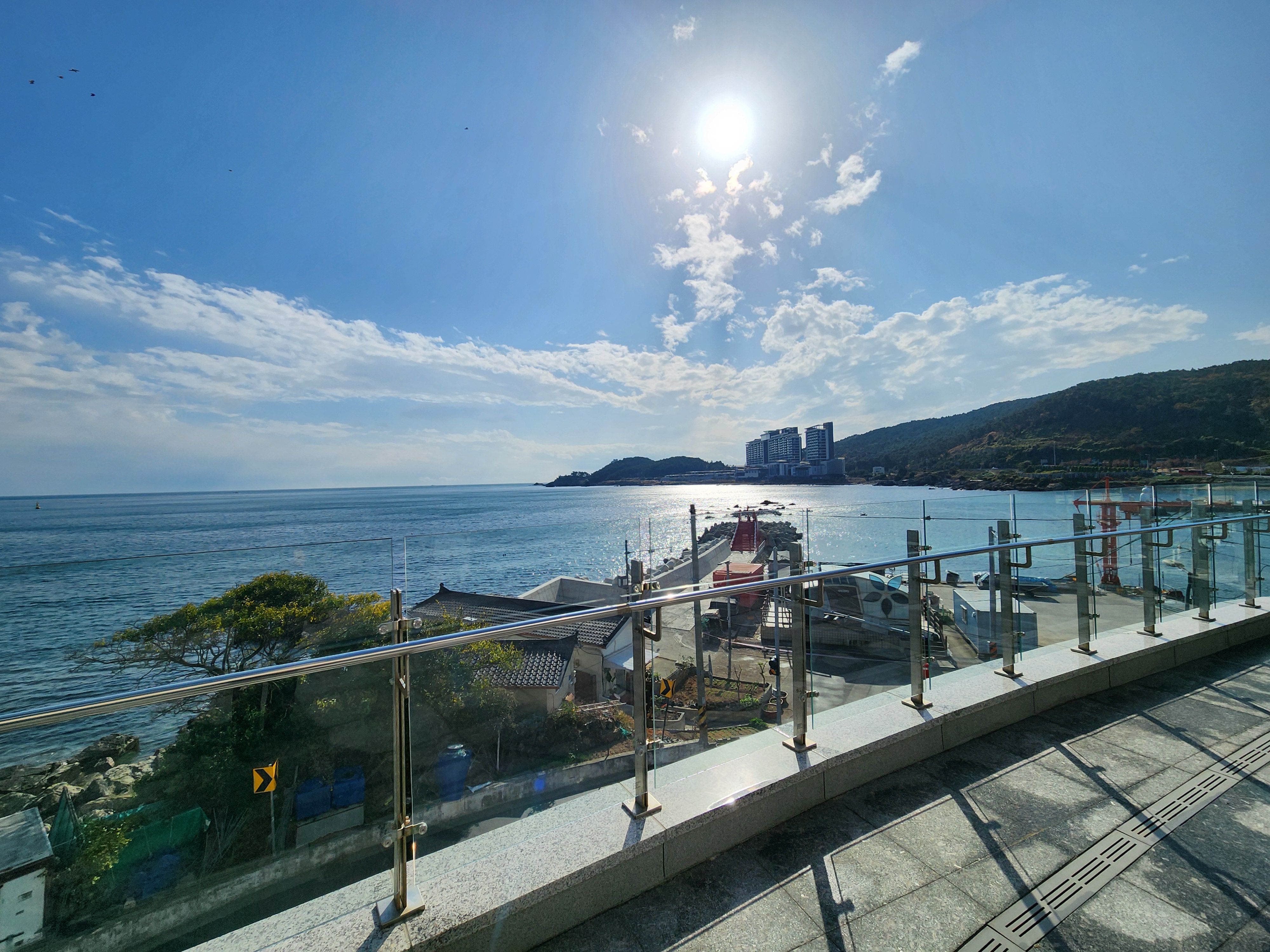 오션뷰 전망 2 - 햇살이 비치는 바다